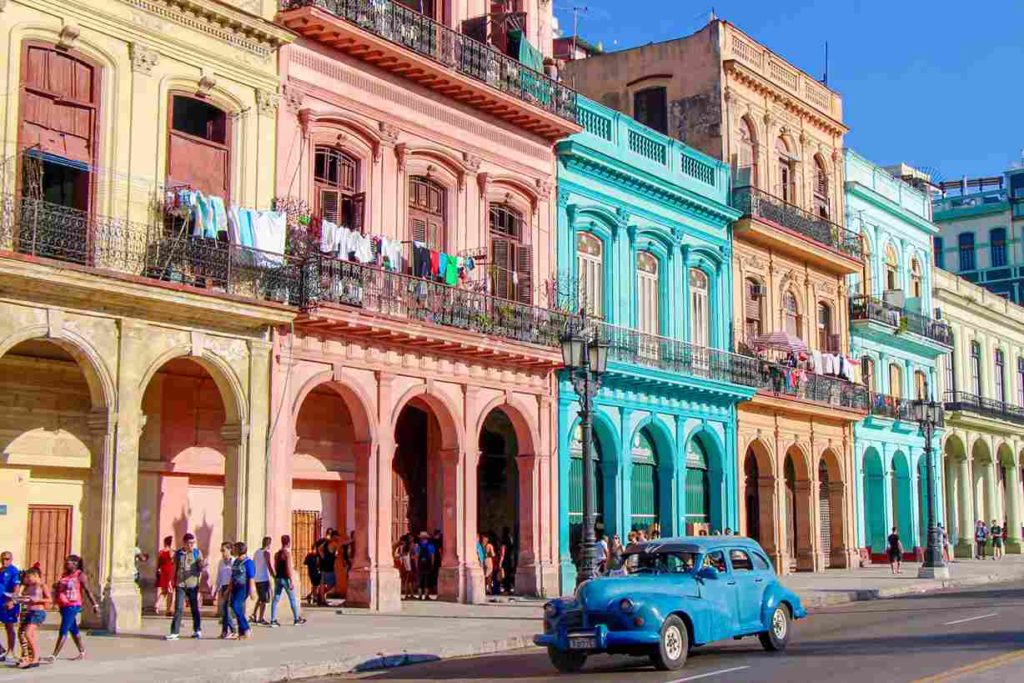 Views of Old Havana on foot